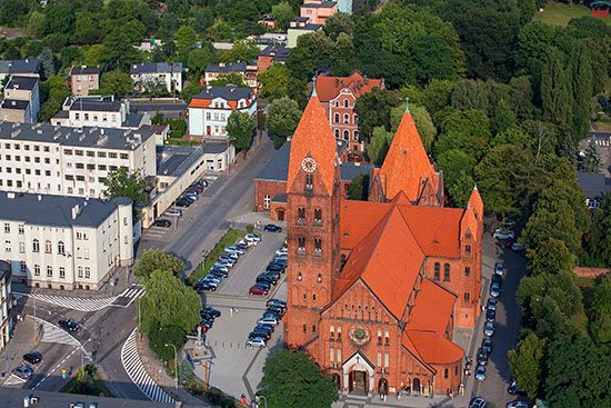 Ostrow Wielkopolski, Konkatedra Stanislawa Biskupa. EU, Pl, Wielkopolskie. Lotnicze.